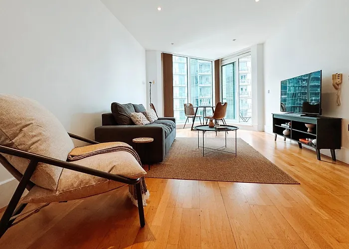 Two Bedroom Luxury Waterfront Apartment In London
