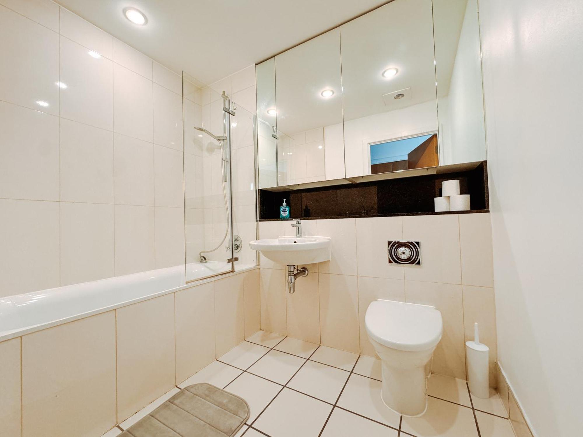 Two Bedroom Luxury Waterfront In Apartment *