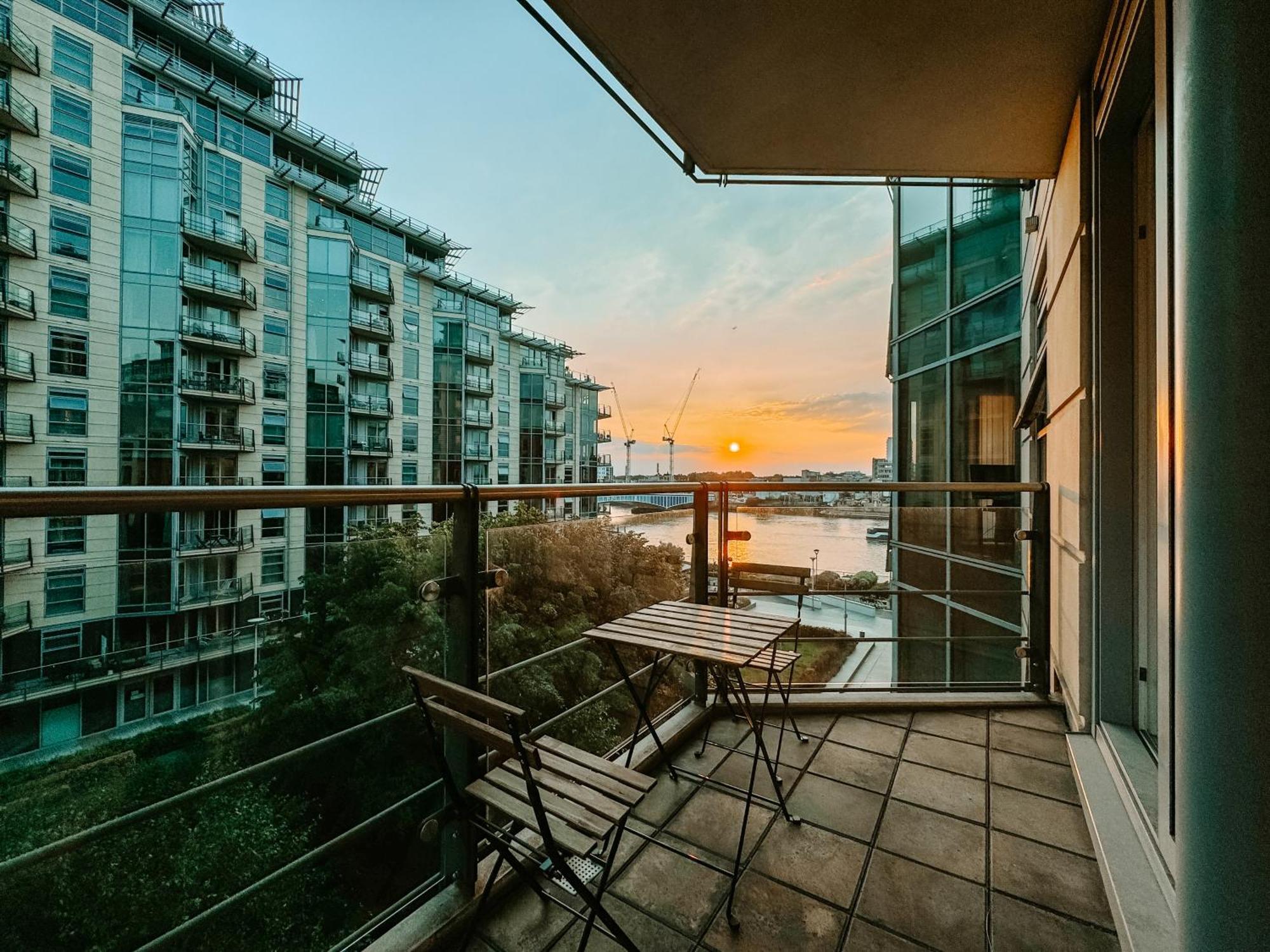 Two Bedroom Luxury Waterfront In Apartment London